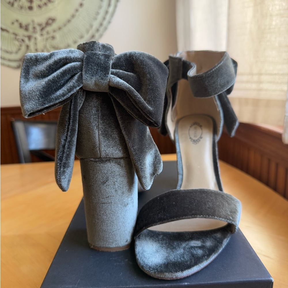 Joyfolie Evelyn Size 8.5 Faux Suede Velvet Zip Ankle Strap Bow Detail Like New